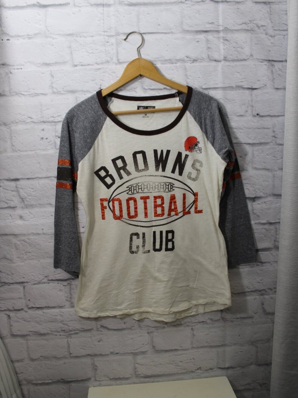 NFL Team Apparel Women's Medium Browns Football Quarter Sleeve Tee Fall Casual
